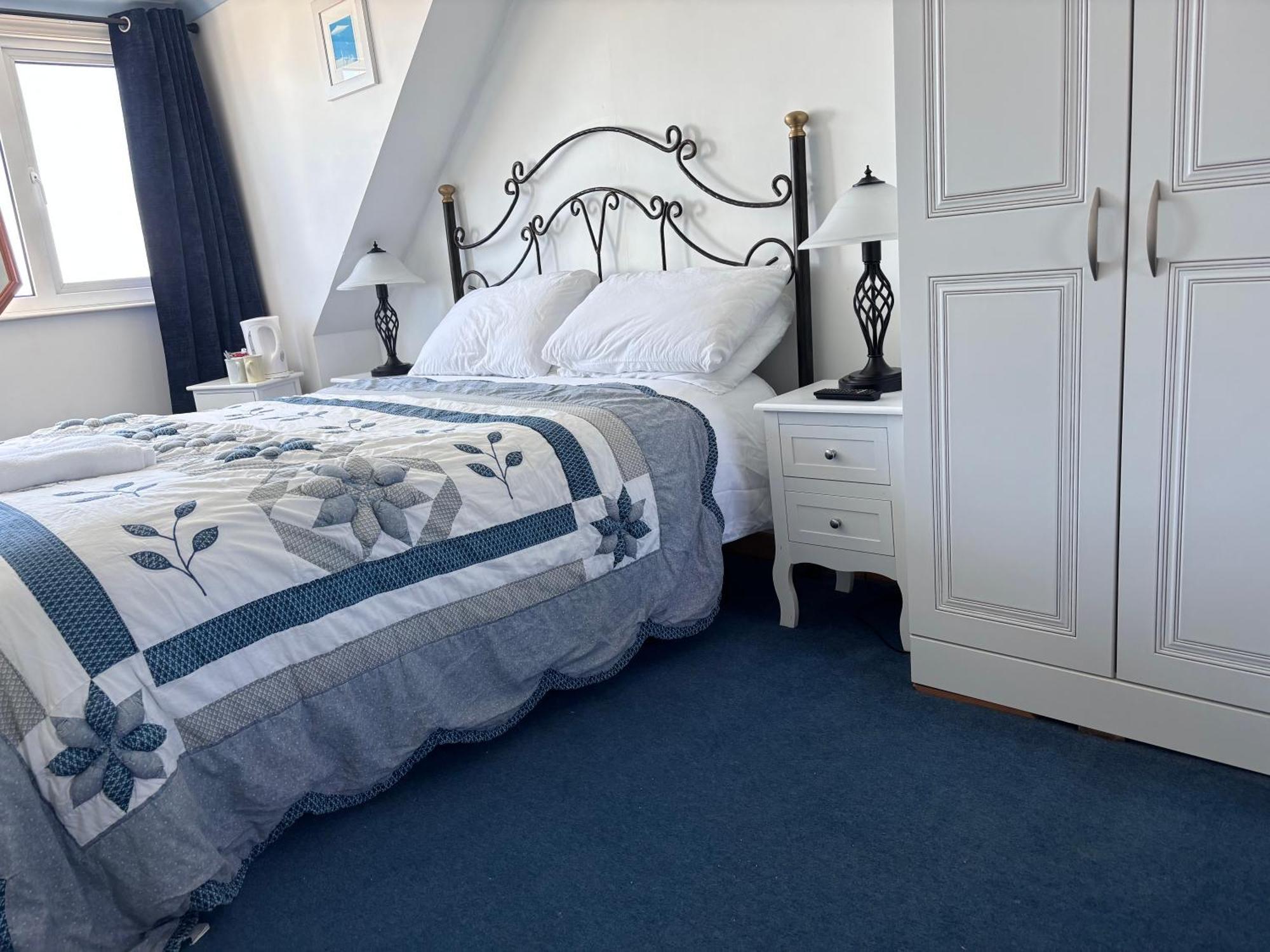 Bonjour Guest House Braye Экстерьер фото
